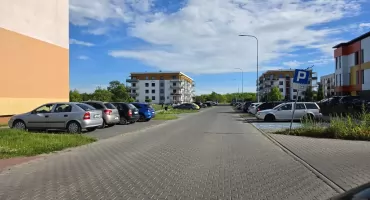 Strefa zamieszkania zamiast zebry? Radny proponuje nowe rozwiązanie przy przychodni Rodzina