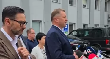 Politycy PiS przed siedzibą IKS Solino