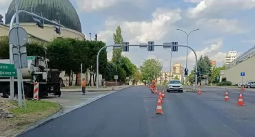 Drogowcy pracują na skrzyżowaniu al. Kopernika, ul. Narutowicza i al. Ratuszowej
