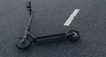 Wypadek na ul. Staszica. Nastolatkowie na jednej hulajnodze wjechali pod samochód