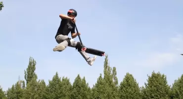 Hulajnogowe szaleństwo na inowrocławskim skateparku. Wpadła ekipa Scootive on tour!